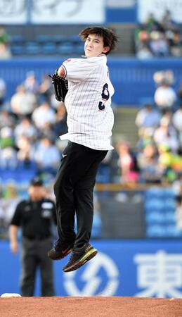 【写真】フィギュア男子のホープが衝撃始球式　マウンド上で２回転ジャンプ！その後ノーバン投球