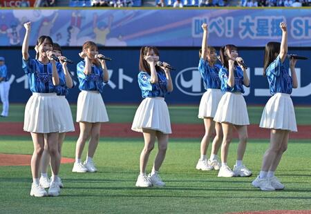 　ミニライブを行う＝ＬＯＶＥ（撮影・持木克友）