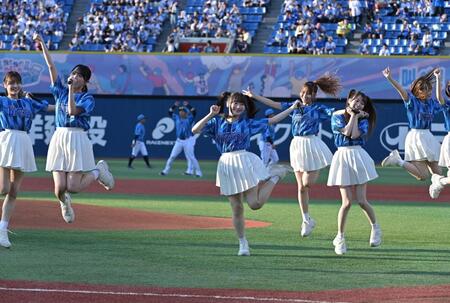 　ミニライブを行う＝ＬＯＶＥ（撮影・持木克友）