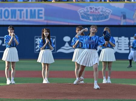 　セレモニアルピッチを務める＝ＬＯＶＥ・瀧脇笙古（撮影・持木克友）