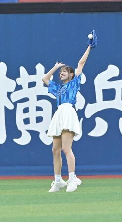 　ドッカーン！ＦＬＹＣＡＴＣＨに挑戦する＝ＬＯＶＥ・瀧脇笙古（撮影・持木克友）