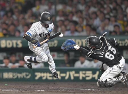 　５回、足元のボールをよけ、バッテリーミスを誘う中野（撮影・飯室逸平）