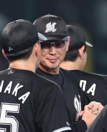 　５回途中、田中晴の交代を告げた吉井監督（右）＝撮影・北村雅宏