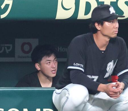 　５回、交代を告げられベンチで悔し気な田中晴（左（撮影・北村雅宏）