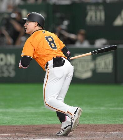 　７回、中越え適時二塁打を放つ丸（撮影・伊藤笙子）