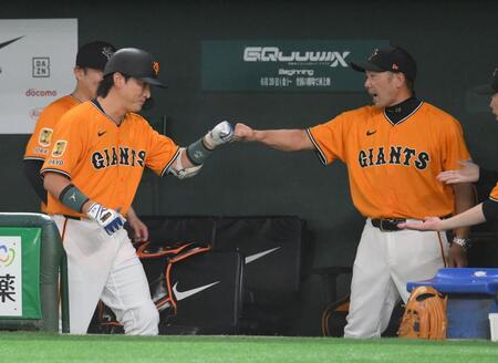 　７回、代打で犠打を決め、阿部監督（右）とグータッチをする小林（撮影・伊藤笙子）