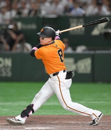 　７回、中越え適時二塁打を放つ丸（撮影・伊藤笙子）