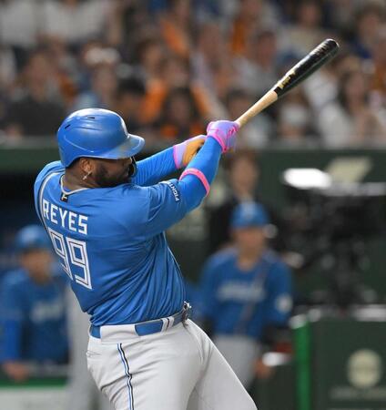 　４回、左越え二塁打を放つレイエス（撮影・伊藤笙子）