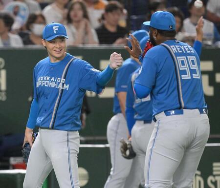 　初回を無失点で切り抜け、レイエス（右）を迎える山崎（撮影・伊藤笙子）