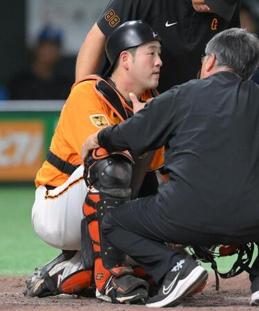 【写真】巨人・岸田にマルティネスの〝ワンバンフォーク〟直撃　当たった痕は赤く　投げた本人が超心配そう