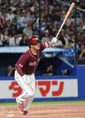 　５回、浅村は右線に適時二塁打を放つ（撮影・佐藤厚）