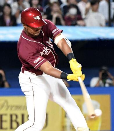 　５回、ゴンザレスは左前適時打を放つ（撮影・佐藤厚）