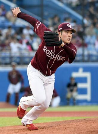 　１回、岩田を一塁ゴロに仕留めベースカバーに走る滝中（撮影・佐藤厚）