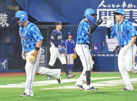 　５回、宮崎の適時二塁打で生還した牧（左）と佐野（右）（中央は打たれた隅田）＝撮影・持木克友