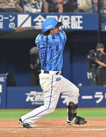 　５回、逆転の右線２点適時二塁打を放つ宮崎（撮影・持木克友）