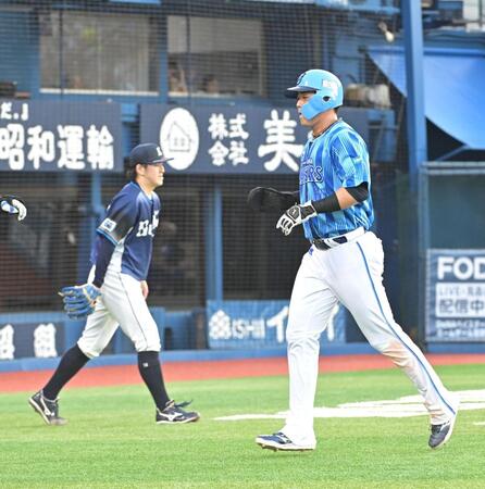 　１回、牧の適時打で生還した蝦名（右）と打たれた隅田（撮影・持木克友）