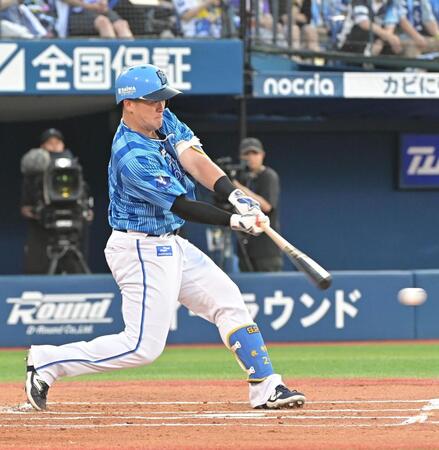 　１回、左前適時打を放つ牧（撮影・持木克友）