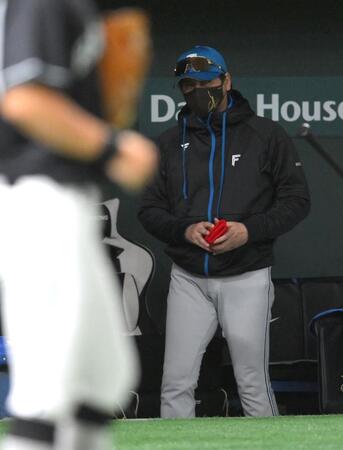 　逆転負けで連勝が止まり、ベンチを後にする新庄監督（撮影・伊藤笙子）