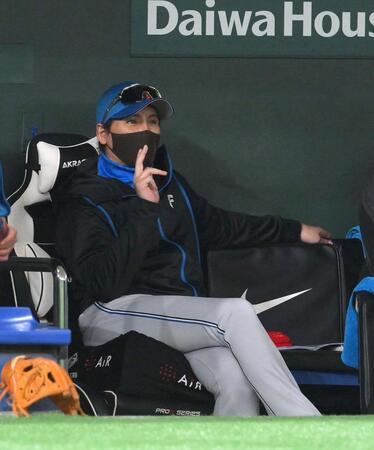 　２回、戦況を見つめる新庄監督（撮影・伊藤笙子）