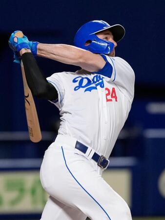 　４回、ボスラーが右中間に３ランを放つ