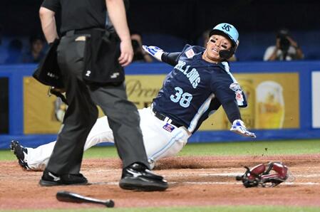 　５回、岩田の右中間二塁打で一走・北村が生還（撮影・佐藤厚）