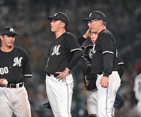 　５回、田中晴（中央）に交代を告げる吉井監督（右）＝撮影・飯室逸平