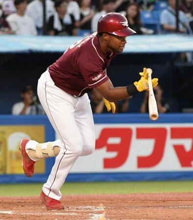 　３回、ゴンザレスは右前適時打を放つ（撮影・佐藤厚）