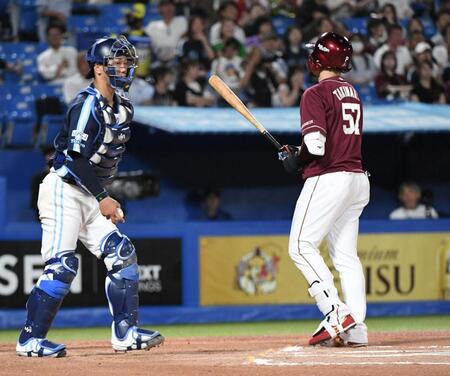 　６回、滝中（右）は３打席連続四球で出塁する（撮影・佐藤厚）