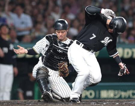 　５回、小幡からの送球を受け、一走・藤岡をタッチアウトにする坂本（左）＝撮影・北村雅宏