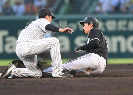 　３回、けん制で飛び出し、アウトになる藤原（撮影・飯室逸平）