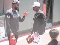 　話し込むポランコとティマ