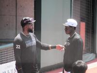 　話し込むポランコとティマ