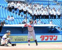 　先輩たちが歌う「とんぼ」を聞きながら打席へ入る慶大・清原