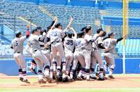 　新人戦４連覇を飾り喜ぶ慶大・清原（１６）、大村（２）ら慶大ナイン