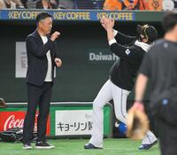 　試合前、谷繁元信氏（左）と談笑する新庄監督（撮影・伊藤笙子）