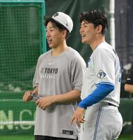 　試合前、談笑する大勢（左）と清宮幸（撮影・伊藤笙子）