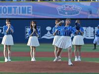 　セレモニアルピッチを務める＝ＬＯＶＥ・瀧脇笙古（撮影・持木克友）