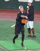 　試合前、マウンドの傾斜を模した板の上でキャッチボールをする坂本（撮影・伊藤笙子）