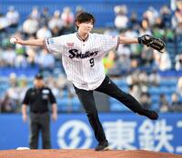 　マウンド上で回転し、着地する中田璃士（撮影・佐藤厚）