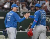 　４回、好守備を見せたレイエス（右）とハイタッチする山崎（撮影・伊藤笙子）