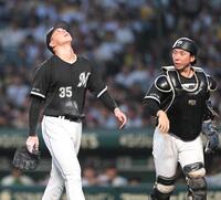 　３回、先制を許し、天を仰ぎベンチへもどる田中晴（左）＝撮影・飯室逸平