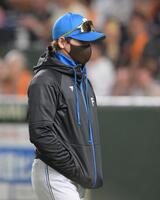 　７回、勝ち越しを許した池田を交代させ、ベンチへ戻る新庄監督（撮影・伊藤笙子）