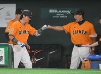 　７回、代打で犠打を決め、阿部監督（右）とグータッチをする小林（撮影・伊藤笙子）