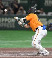 　７回、犠打を決める小林（撮影・伊藤笙子）