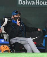 　２回、戦況を見つめる新庄監督（撮影・伊藤笙子）