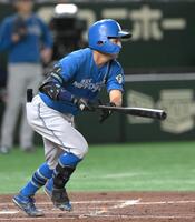 　５回、右前へ先制適時打を放つ上川畑（撮影・伊藤笙子）