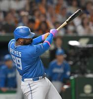 　４回、左越え二塁打を放つレイエス（撮影・伊藤笙子）