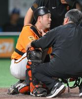 　９回、マルティネスの打席でマルティネスの投球を首に受けた岸田（撮影・伊藤笙子）