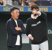 　試合前、谷繁元信氏（左）と談笑する新庄監督（撮影・伊藤笙子）