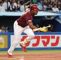 　３回、ゴンザレスは右前適時打を放つ（撮影・佐藤厚）